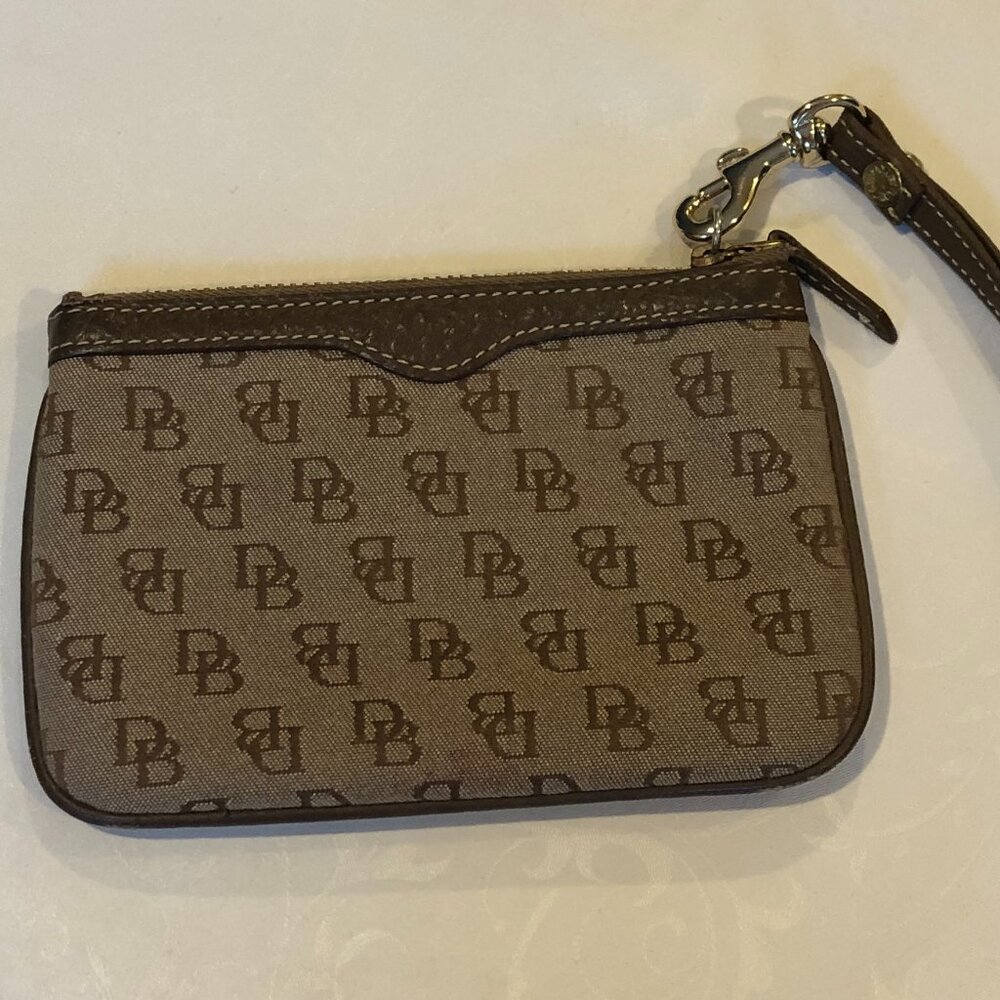 DOONEY & BOURKE WRISTLET ~ MONOGRAM LOGO BROWN ZIP ~ NWOT